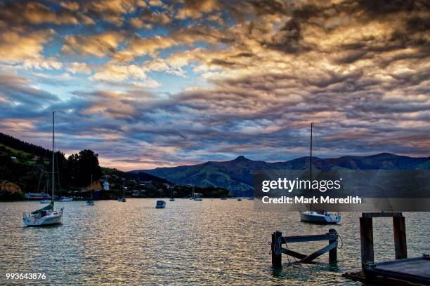 akaroa sunset over the harbour on the banks peninsula - banks peninsula foto e immagini stock