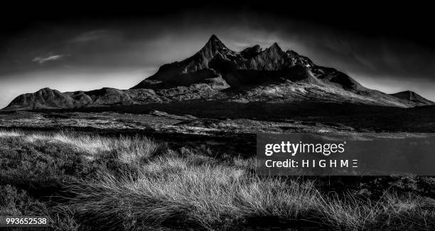 black cuillins of skye [bw] - cuillins stock-fotos und bilder