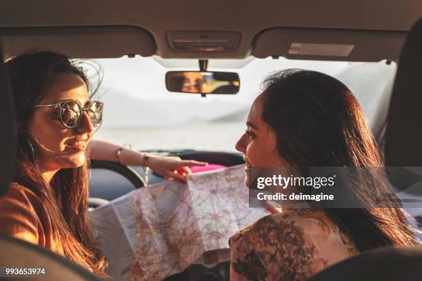 couple de femmes heureux avec la feuille de route en voiture - ferry photos et images de collection