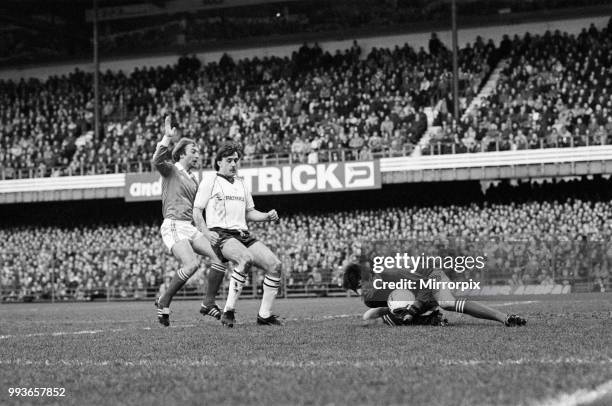 Derby County v Charlton Athletic, League Division Two. Charlton's Steve Gritt finds his way barred by Bobby Davison, 13th April 1983.
