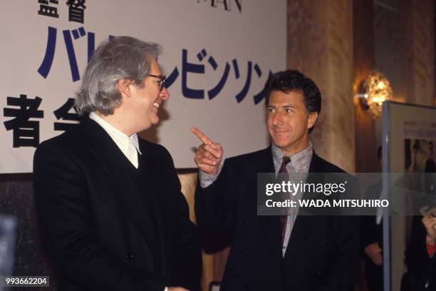Dustin Hoffman, acteur américain, et Barry Levinson, réalisateur, le 6 février 1989 à Tokyo, Japon.