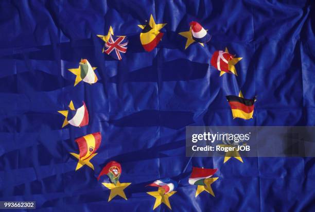 Drapeaux des pays européens sur celui de la communauté européenne en février 1989 en Belgique.