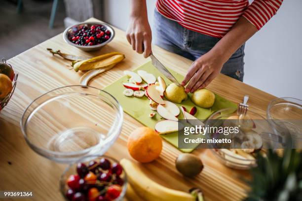 menina preparar salada de frutas - fruto tropical - fotografias e filmes do acervo