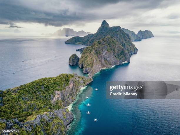 regenwolken über el nido matinloc insel palawan luftbild - meerenge stock-fotos und bilder