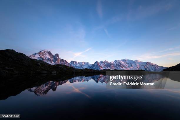 reflexion d'un soir sur le massif du mont blanc - reflexion stock pictures, royalty-free photos & images