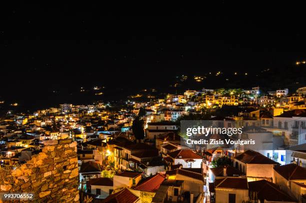 skopelos town at night - skopelos stockfoto's en -beelden