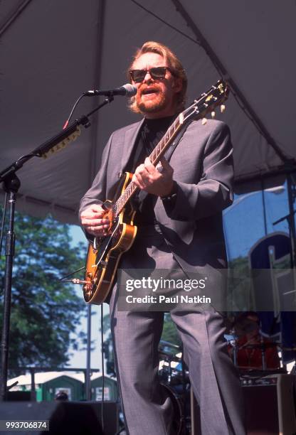 Guitarist Lee Roy Parnell performs at the Chicago Blues Festival in Chicago, Illinois, June 9, 2001.