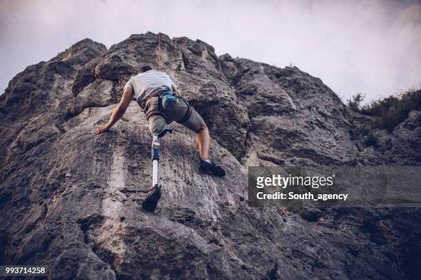 殘疾人攀登岩石