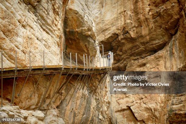 young man on the caminito del rey. 100-year-old path known as the ‘walkway of death’ near alora in malaga, spain - caminito del rey fotografías e imágenes de stock