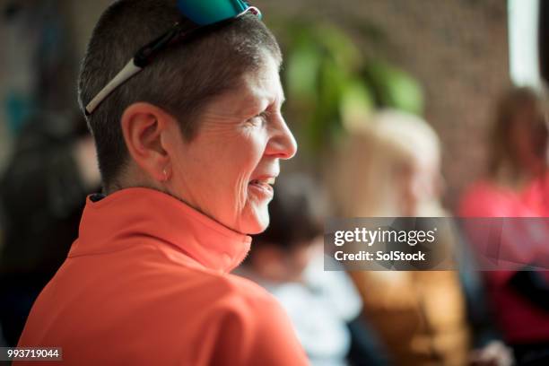 freunde mit heißen getränken zusammen in einem coffee-shop - kaffeeklatsch stock-fotos und bilder