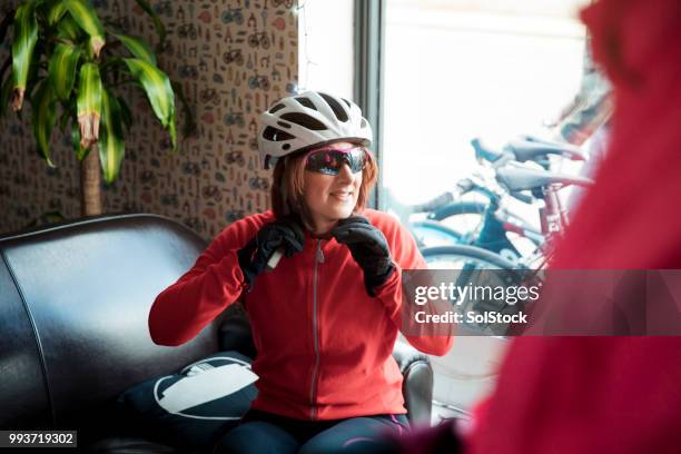 immer bereit für eine radtour - kaffeeklatsch stock-fotos und bilder