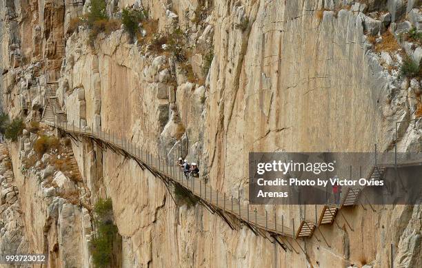 caminito del rey walkway hanging from the gorge of el chorro above guadalhorce river - caminito del rey fotografías e imágenes de stock