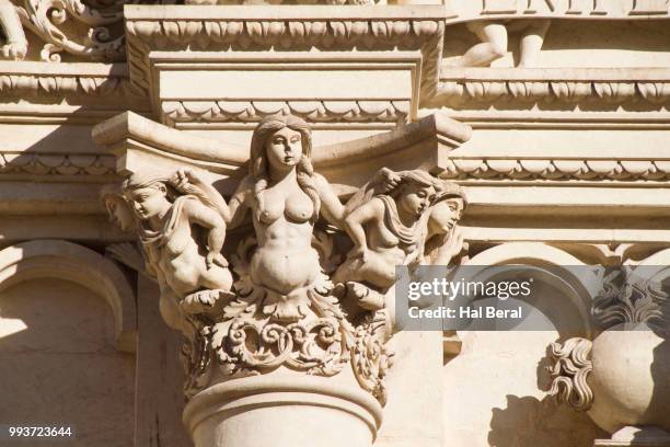 detail of stone facade of basilica of santa croce - croce 個照片及圖片檔