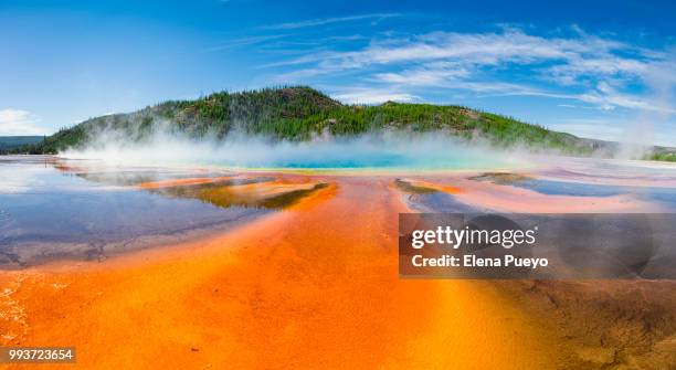 grand prismatic spring - yellowstone photos et images de collection