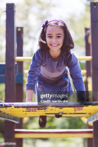 happy kid op de jungle gym - jungle gym stockfoto's en -beelden