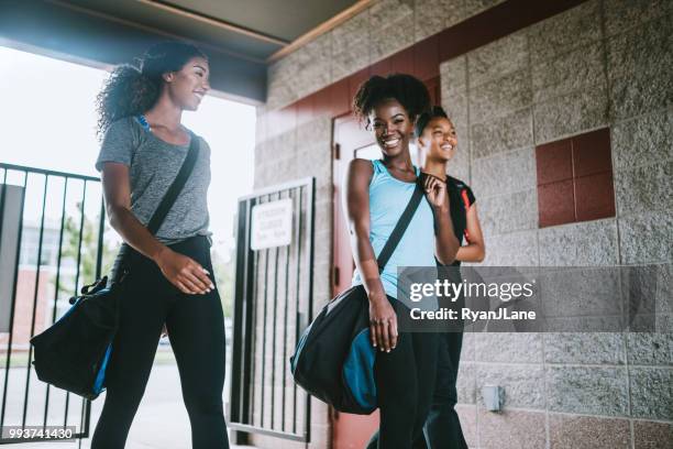 athlètes féminines arrivent à s’entraîner pour l’athlétisme - sentraîner photos et images de collection