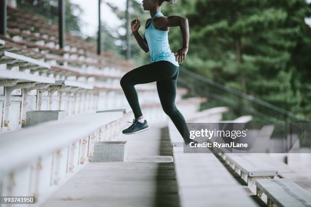 athlète féminine s’exécute des escaliers pour l’athlétisme - american sprinter photos et images de collection