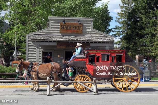 red coach in historic town of jackson - rainer grosskopf foto e immagini stock