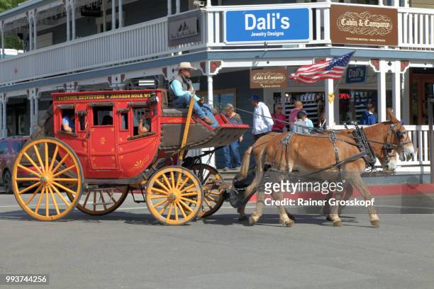 red coach in historic town of jackson - rainer grosskopf 個照片及圖片檔