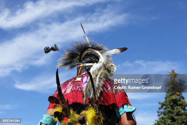 native americans in traditional dress at pow-wow - rainer grosskopf foto e immagini stock