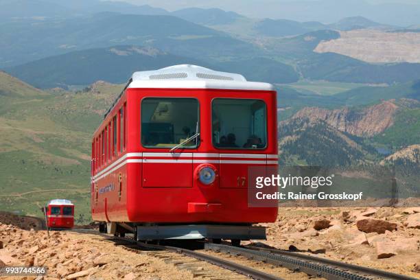 cog railway drivin up to pikes peak - rainer grosskopf foto e immagini stock