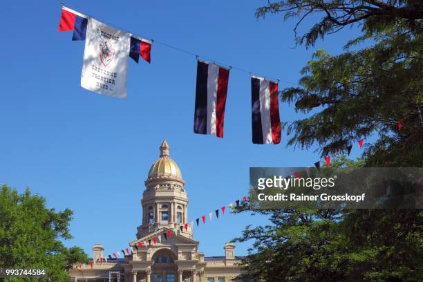 state capitol of wyoming and colorful flags - rainer grosskopf foto e immagini stock