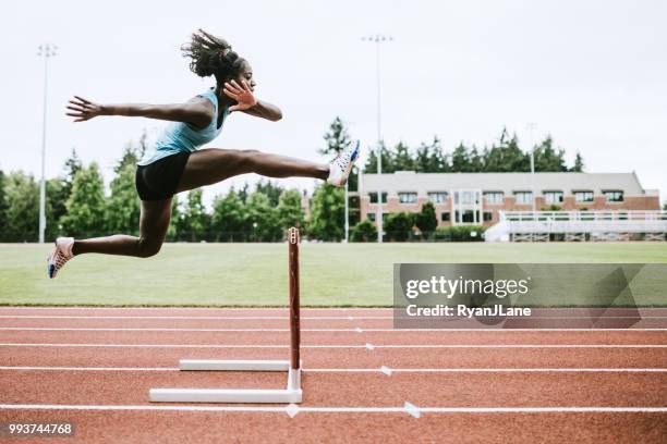 vrouw atleet loopt horden voor track & field - train tracks stockfoto's en -beelden