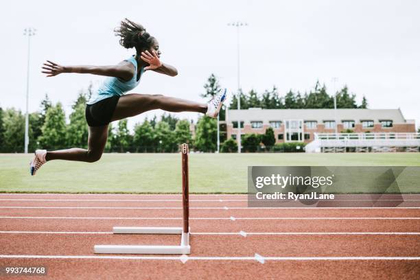 vrouw atleet loopt horden voor track &amp; field - looppiste stockfoto's en -beelden