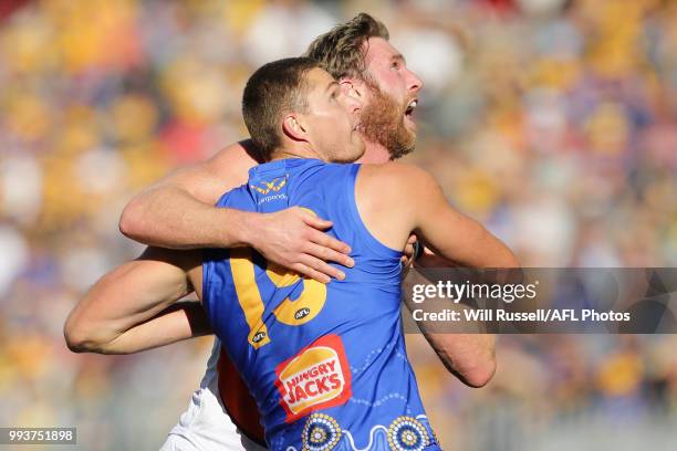 Dawson Simpson of the Giants contests a ruck with Nathan Vardy of the Eagles during the round 16 AFL match between the West Coast Eagles and the...