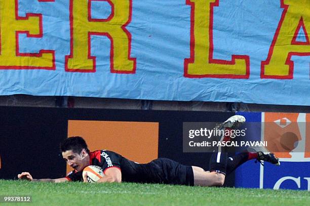 Toulouse's scrum-half Nicolas Bezy scores a try during the French Top 14 rugby union semi-final match Toulouse vs. Perpignan, on May 14, 2010 at the...