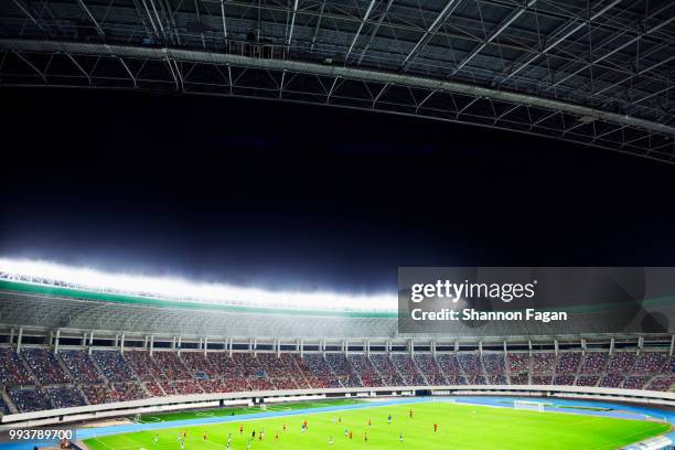 soccer game in a stadium at night - electric fan stockfoto's en -beelden