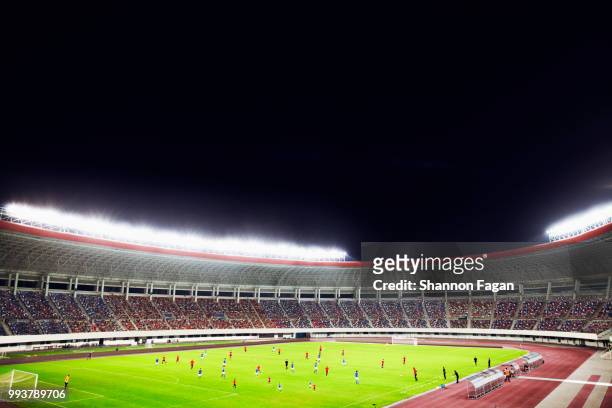 soccer game in a stadium at night - soccor games stockfoto's en -beelden