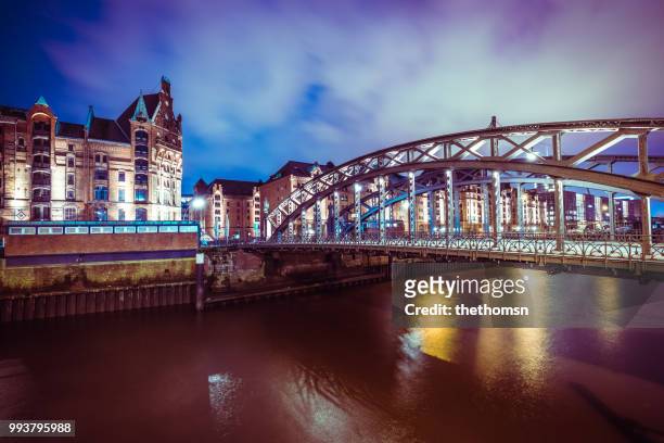 speicherstadt, steely bridge and river elbe at night, hamburg, germany - classical mythology character stock-fotos und bilder