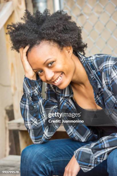 lachende jonge zwarte vrouw - creole ethnicity stockfoto's en -beelden