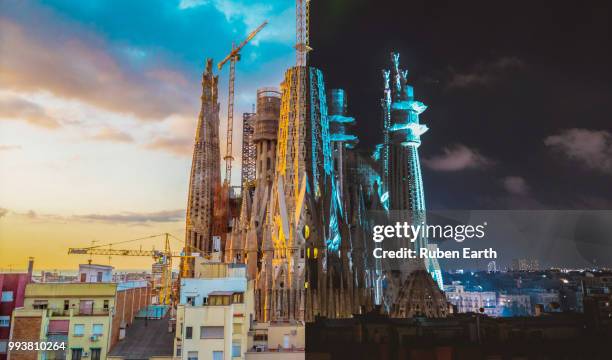 day and night split view of the sagrada familia church in barcelona - barcellona night foto e immagini stock
