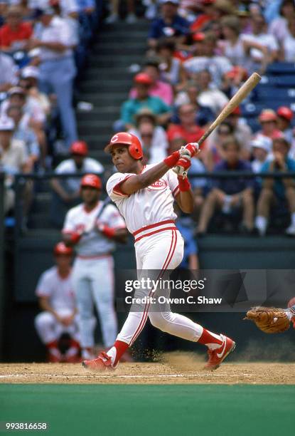 Barry Larkin of the Cincinnati Reds bats at Riverfront Stadium circa 1988 in Cincinnati,Ohio.