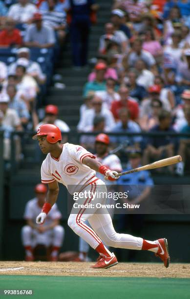 Barry Larkin of the Cincinnati Reds bats at Riverfront Stadium circa 1988 in Cincinnati,Ohio