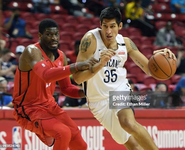 Derek Willis of the New Orleans Pelicans drives against Shevon Thompson of the Toronto Raptors during the 2018 NBA Summer League at the Thomas & Mack...