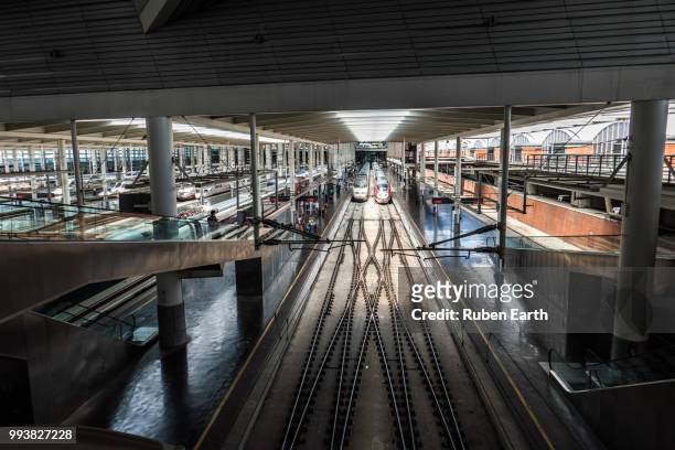 atocha high velocity railway station - ave tåg bildbanksfoton och bilder