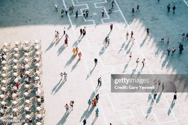 birdseye view of people in st mark's square, venice - 威納托省 個照片及圖片檔
