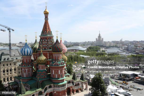 st. basil's cathedral, left, sits overlooking zaryadye park - zaryadye stock pictures, royalty-free photos & images