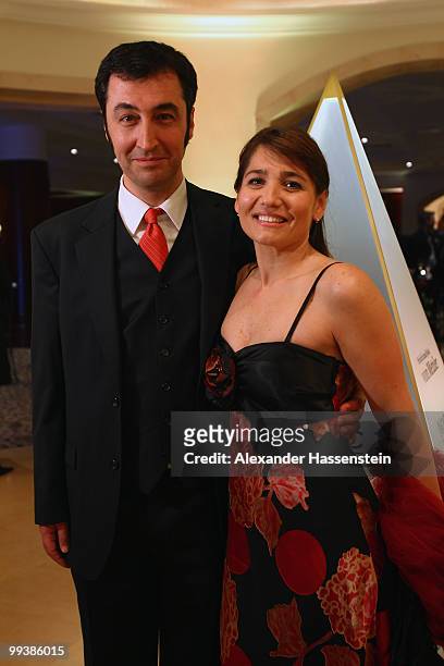 Federal chairman of Germany's Greens party Cem Oezdemir arrives with his wife Pia Castro for the Goldene Sportpyramide Award at the Adlon Hotel on...