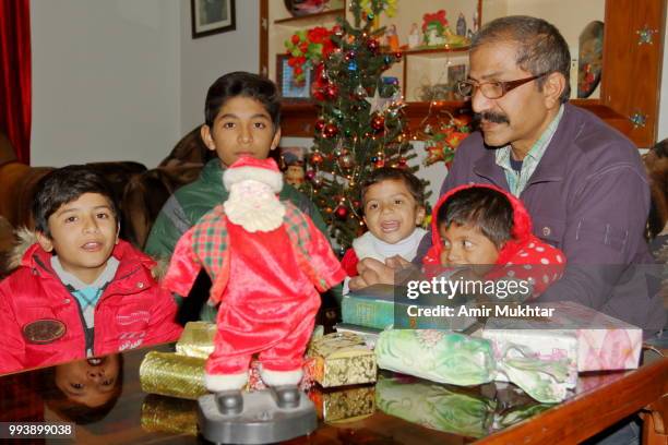 a pakistani christian children praying and worshiping with their father on the eve of christmas 2017 - amir mukhtar stock pictures, royalty-free photos & images