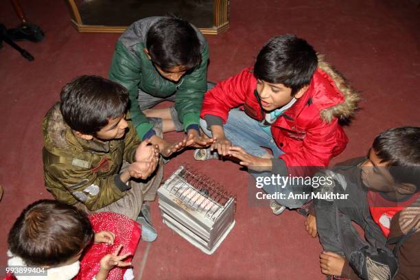 pakistani christian family (children) sitting near electric heater in winters and celebrating christmas 2017 - amir mukhtar stock pictures, royalty-free photos & images