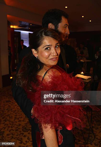 Federal chairman of Germany's Greens party Cem Oezdemir arrives with his wife Pia Castro for the Goldene Sportpyramide Award at the Adlon Hotel on...