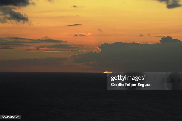 entre mar y cielo - cielo stock pictures, royalty-free photos & images