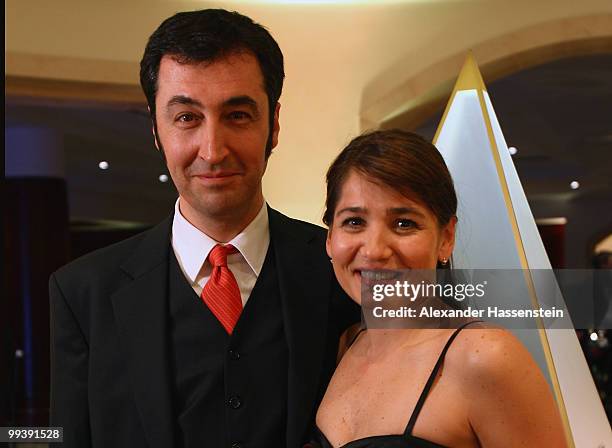 Federal chairman of Germany's Greens party Cem Oezdemir arrives with his wife Pia Castro for the Goldene Sportpyramide Award at the Adlon Hotel on...