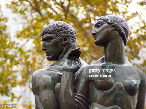 bailey plaza couple - sculpture foto e immagini stock