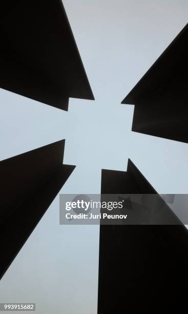 monument on bernauer strasse, berlin - bernauer strasse stock-fotos und bilder