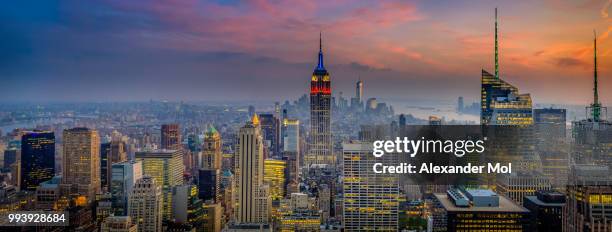 sunset over the empire state - mol stock-fotos und bilder